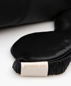 By Dariia Day Zijden Travel Set Met Luxfill Kussen - Midnight Black -Boetiek Modewinkel f4dc85b9 4c6a 4193 815c 05d06399ed13 08